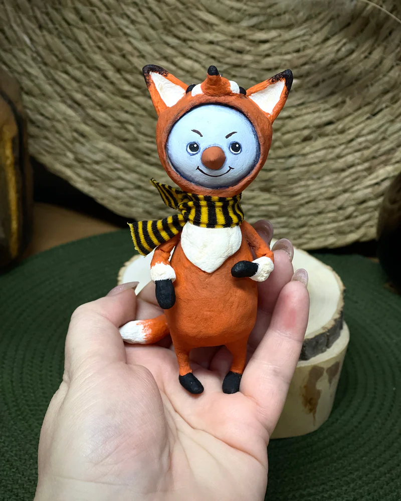 Снеговик в костюме лисы