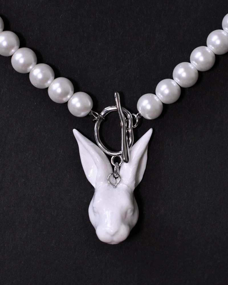 Колье «Bunny Classic» с белым кроликом и жемчужными бусами — Основной