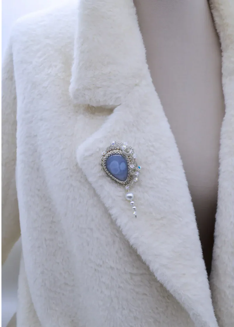 Брошь ручной работы с сапфирином и Swarovski