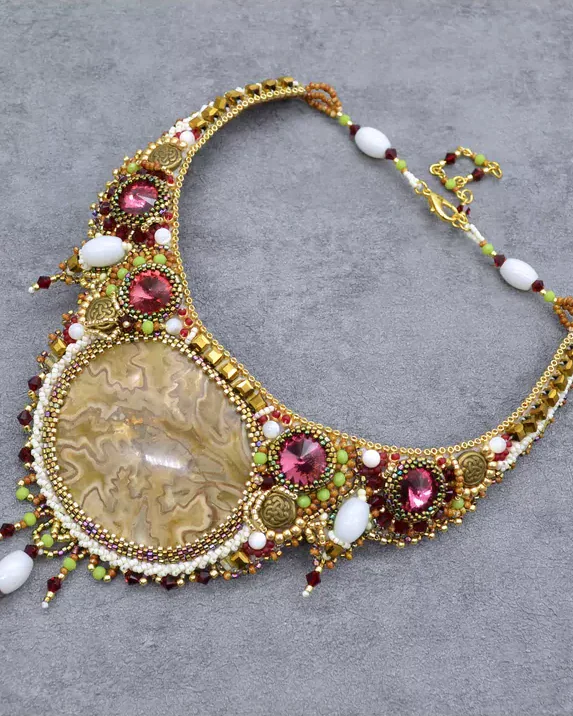 Авторское колье с кальцитом и Swarovski
