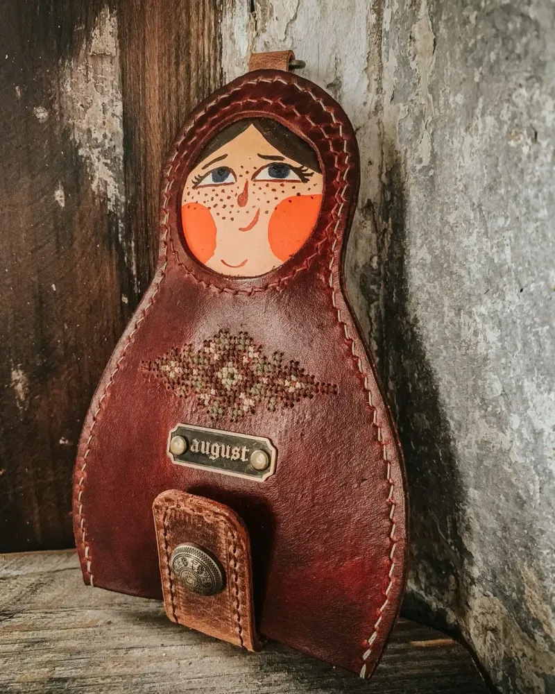 Ключница-матрёшка из кожи с ручной вышивкой и росписью — Маруся и Нинель