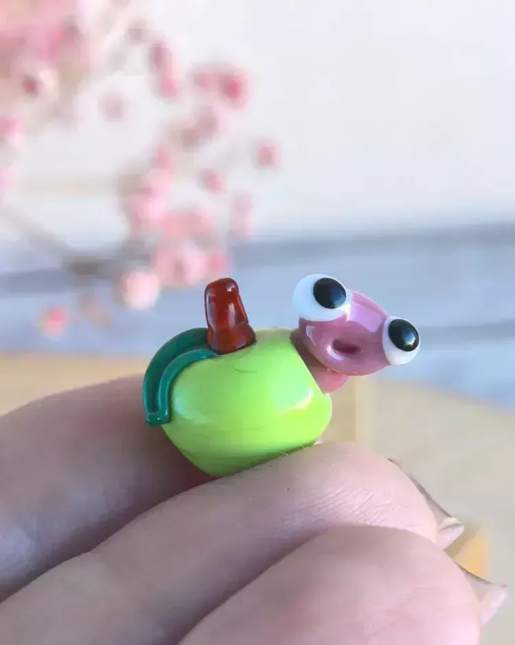 Миниатюрная стеклянная фигурка Яблоко с червячком в технике Lampwork — Высота 10 мм