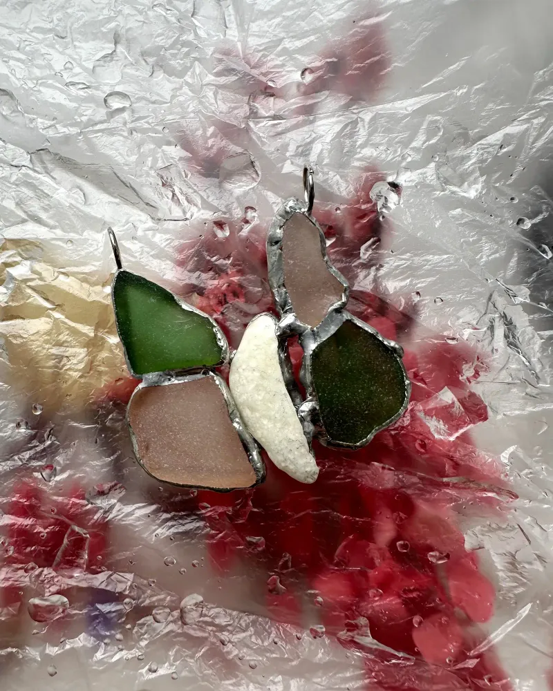Витражный кулон из морского зелёного и прозрачного стекла с ракушкой в технике Тиффани — Бело-зеленый