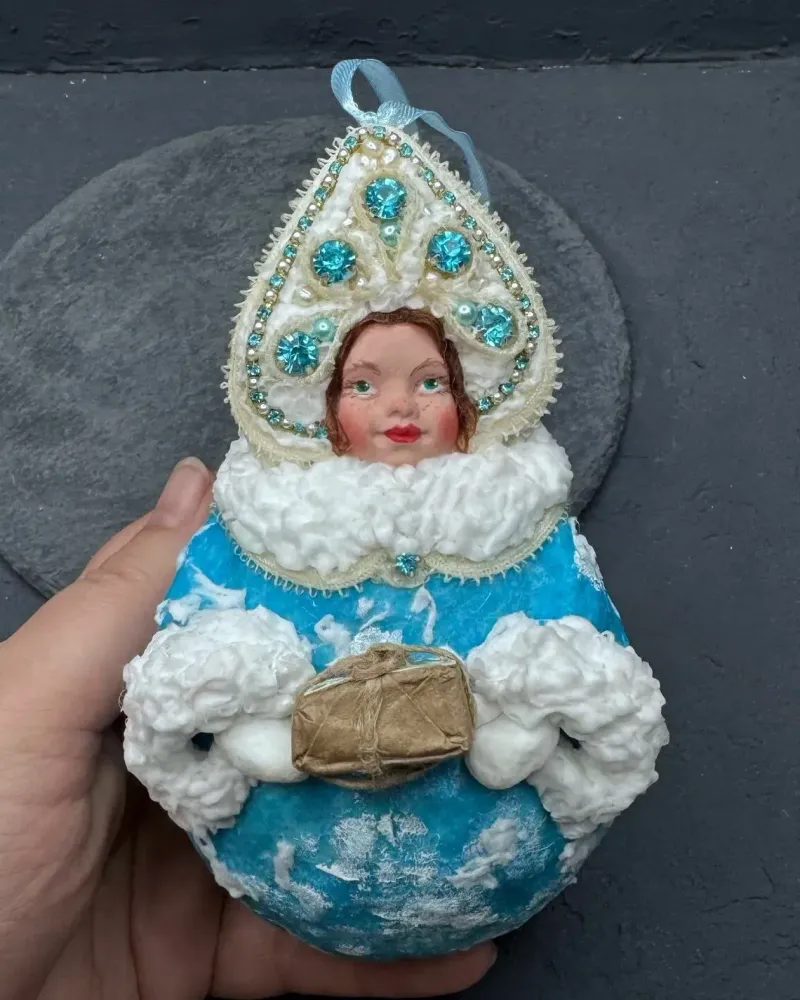 Ватная ёлочная игрушка-шар «Снегурочка»