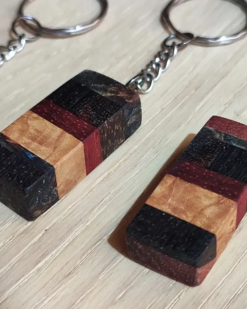 Брелок из комбинированного дерева