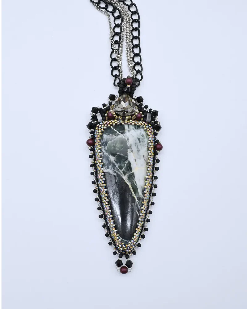 Кулон ручной работы с офитом и Swarovski