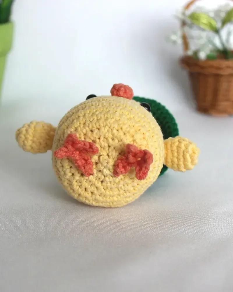 Мягкая вязаная игрушка «Цыплёнок в шапочке» — Желтый и зеленый
