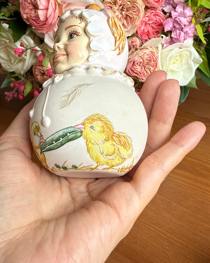 Ёлочная игрушка «Малыш в чепчике» — Цыплята с горохом — белый
