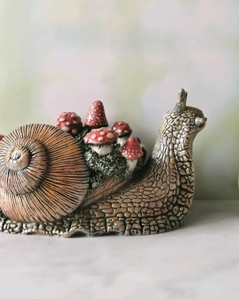 Улитка с мухоморами, кашпо