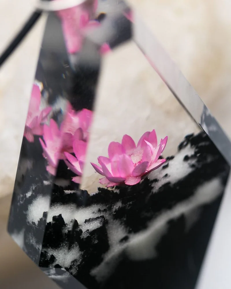 Кулон из дерева и эпоксидной смолы "Lotus" — Основной вариант
