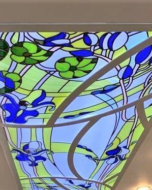 Потолочный витраж с ирисами — Пленочный витраж в раме и с подсветкой — мультиколор — Основной