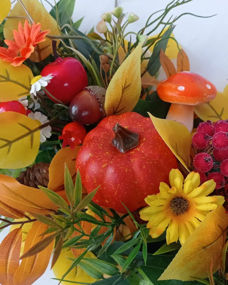Осенняя гирлянда из искусственной зелени
