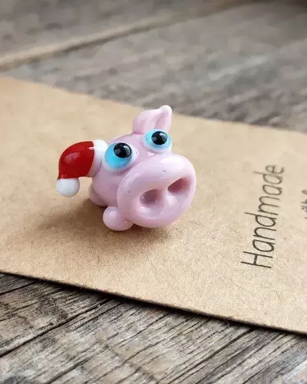 Стеклянная фигурка «Свинка в шапке Санты» №2 — Высота 15 мм