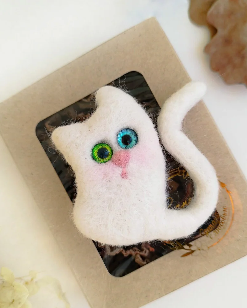Белый кот, рыжий кот, черная кошка, Брошь-булавка из шерсти