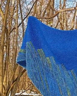 Вязаный бактус, вязаная шаль ассиметричная, меринос секционный — Синева, меринос