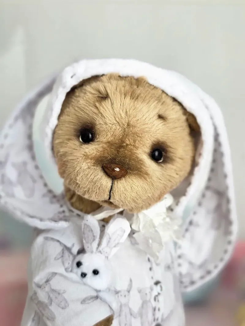 Мишка Тим в пижаме с заячьими ушками