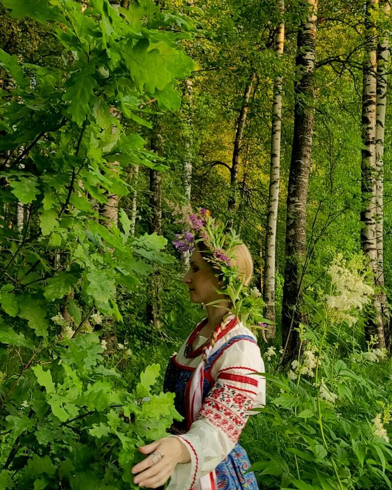 Рубаха народная женская с вышивкой, красно-синей
