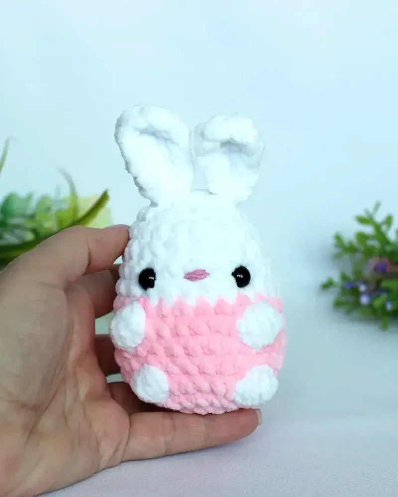 Мягкая вязаная игрушка «Зайка-малыш» — Белый и розовый