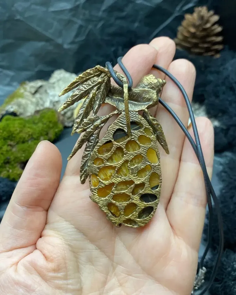 Кулон из латуни с натуральным камнем улитка