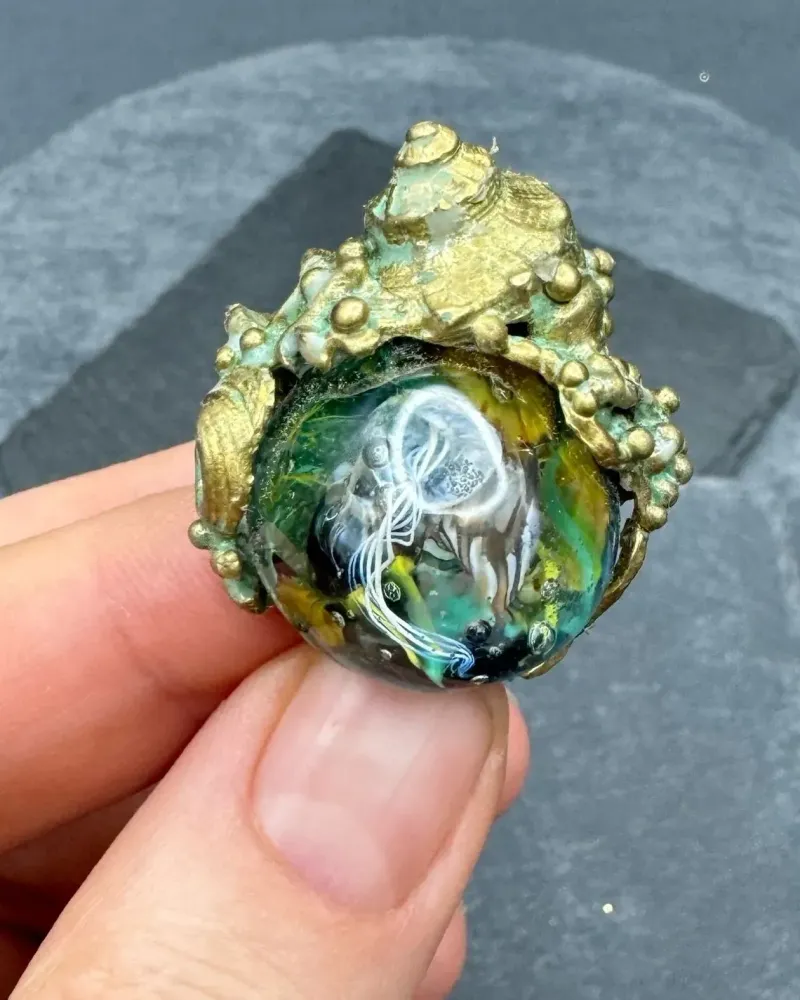 Кольцо со стеклом лэмпворк из латуни Море и медуза