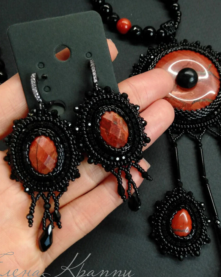 Ажурные серьги из красной яшмы. Черный и красный