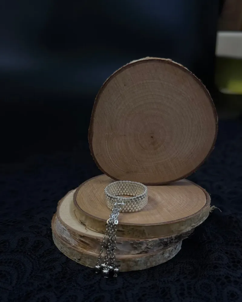 Серое кольцо из бисера с подвесками