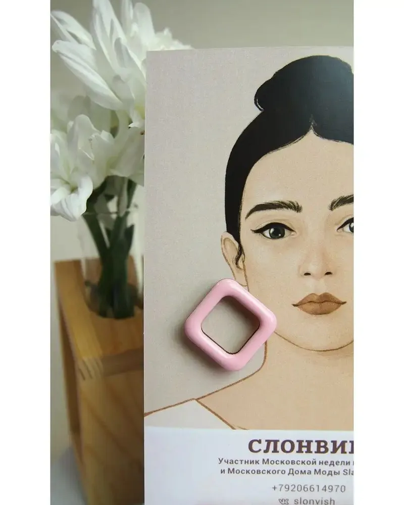 Серьги гвоздики асимметричные маленькие деревянные — розовый