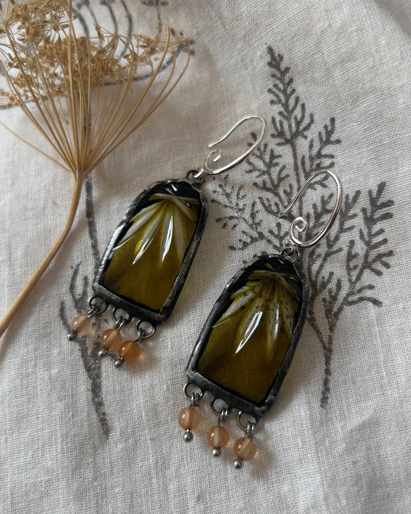 Зелёные серьги из винтажной рюмки с сердоликом