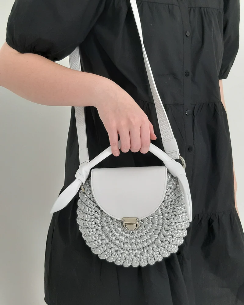 Серебристая круглая сумочка из трикотажной пряжи Metallic