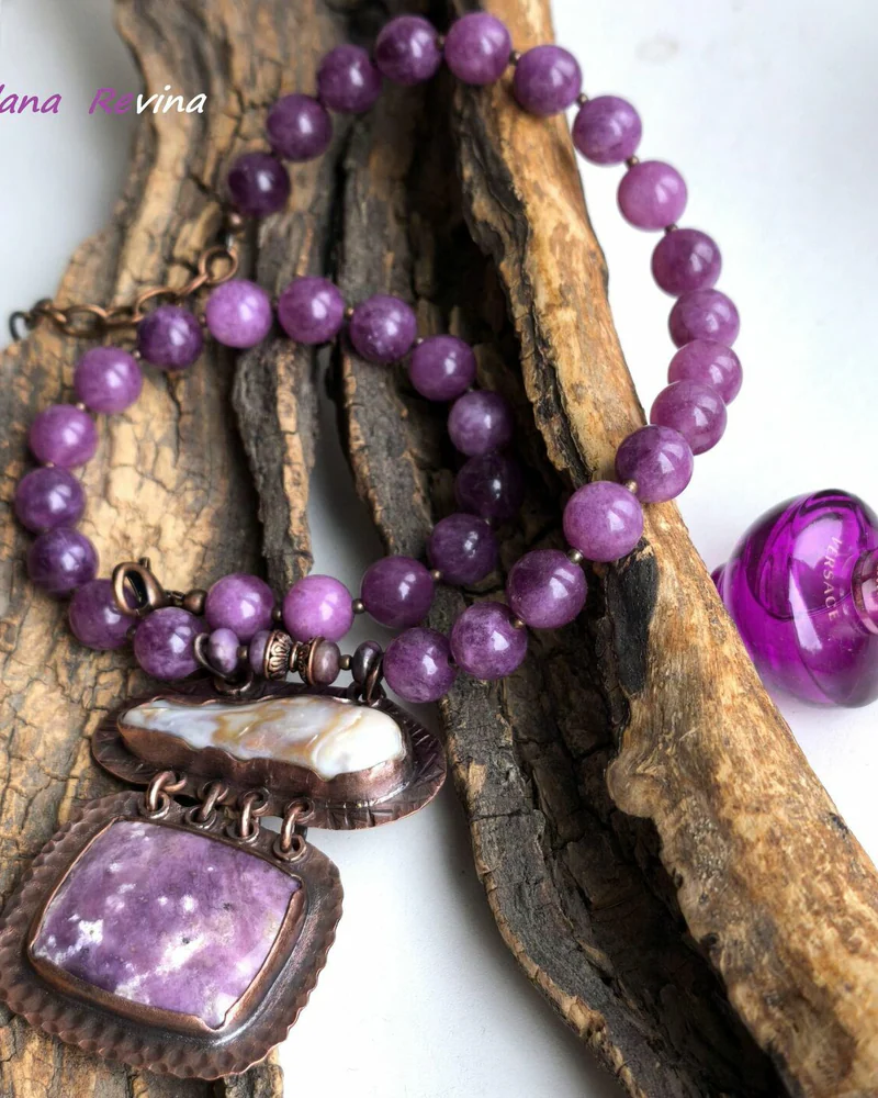 Колье "Purple" родингит, жемчуг, кальцит