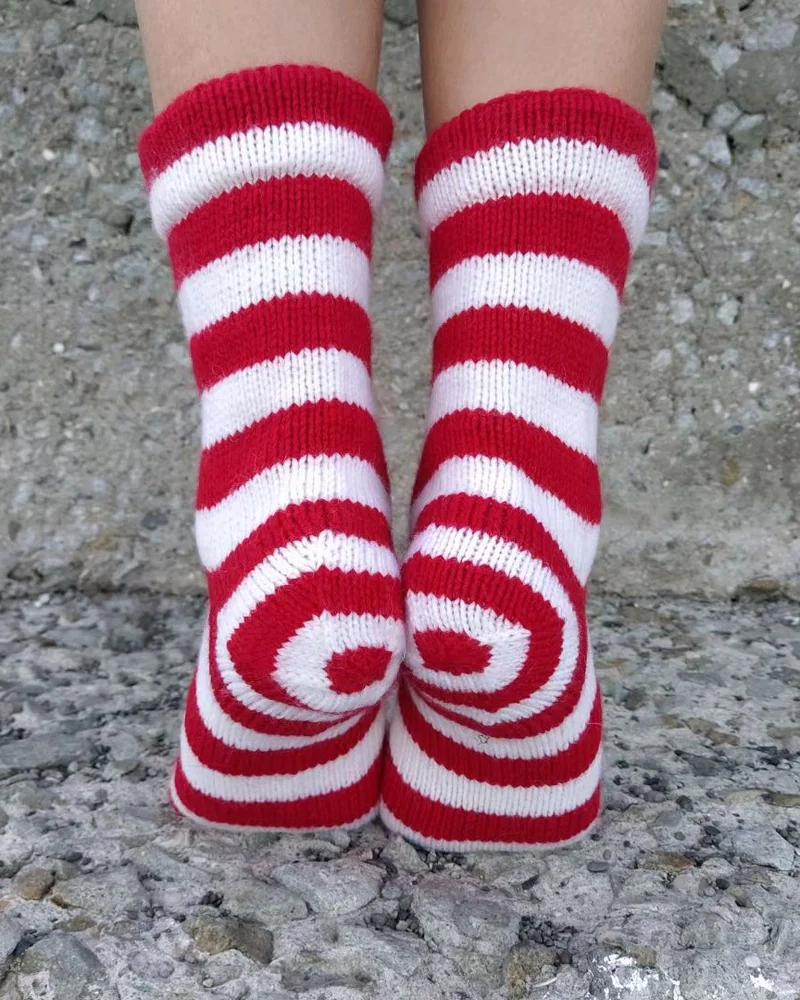 RussianSocks Вязаные носки полосатые красные шерстяные новогодние Гном — Красные полосатые носки Гном