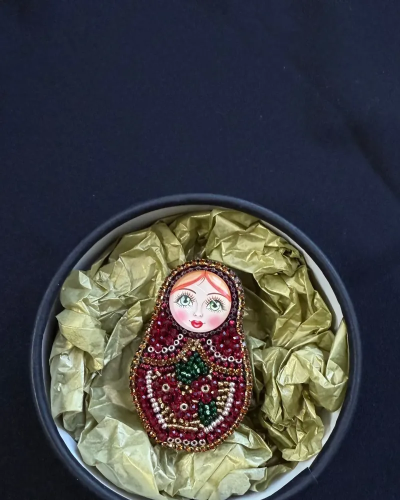 Красная брошь «Матрешка»