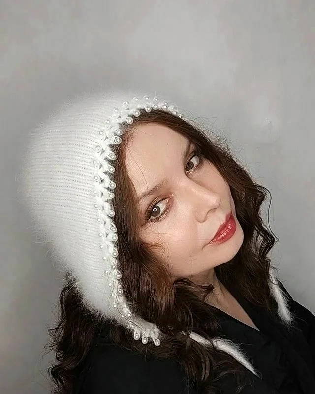 Чепчик белый из ангоры с бусинками