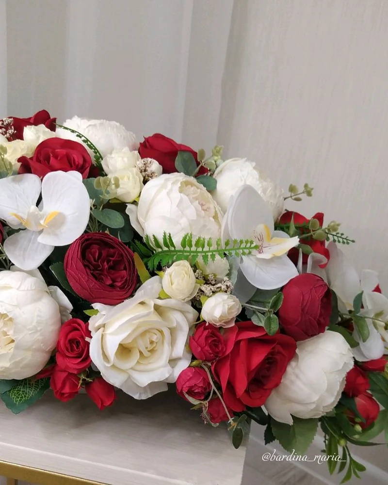Композиция из пионов, роз и орхидей в красной гамме — Композиция из пионов, роз и орхидей в