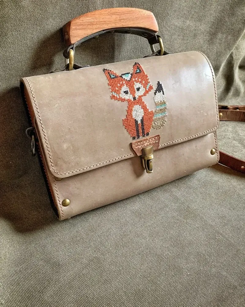 Кожаная сумка с вышивкой FOXY — Серый