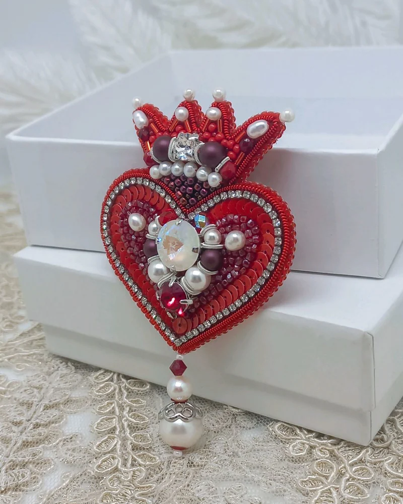 Брошь Сердце королевы из бисера