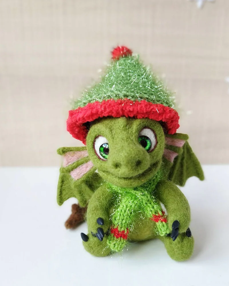 Зеленый Дракон фигурка из шерсти. Дракон игрушка