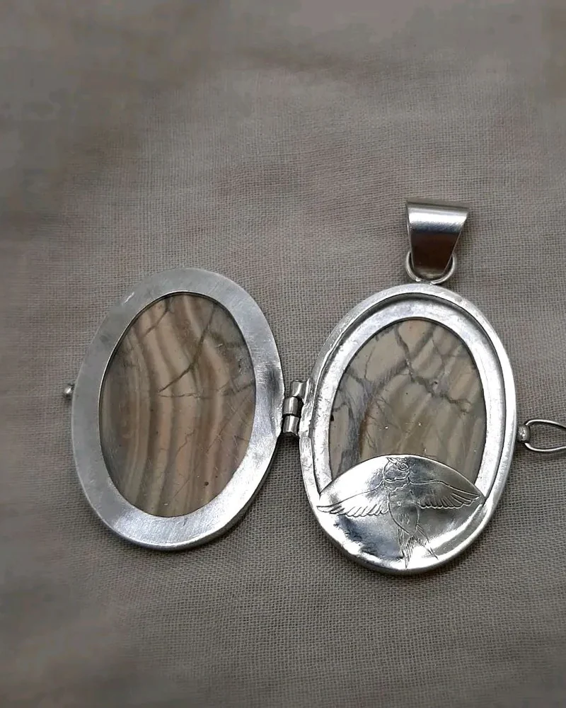 Локет с камнем