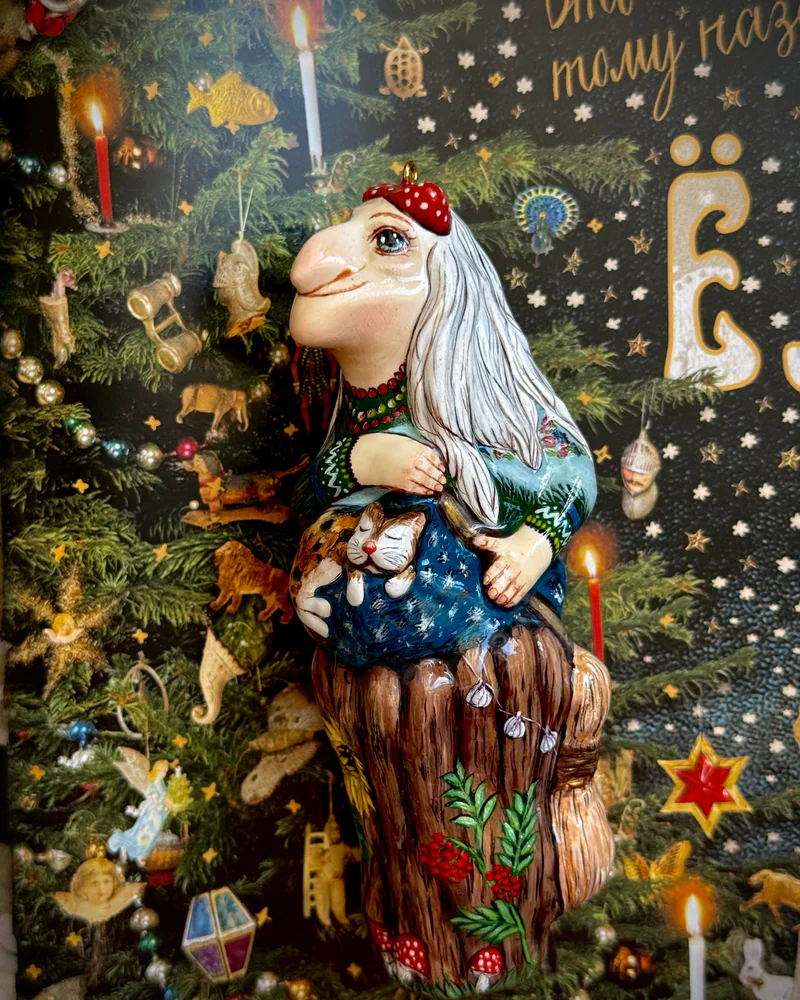 Коричневая ёлочная игрушка «Баба Яга»