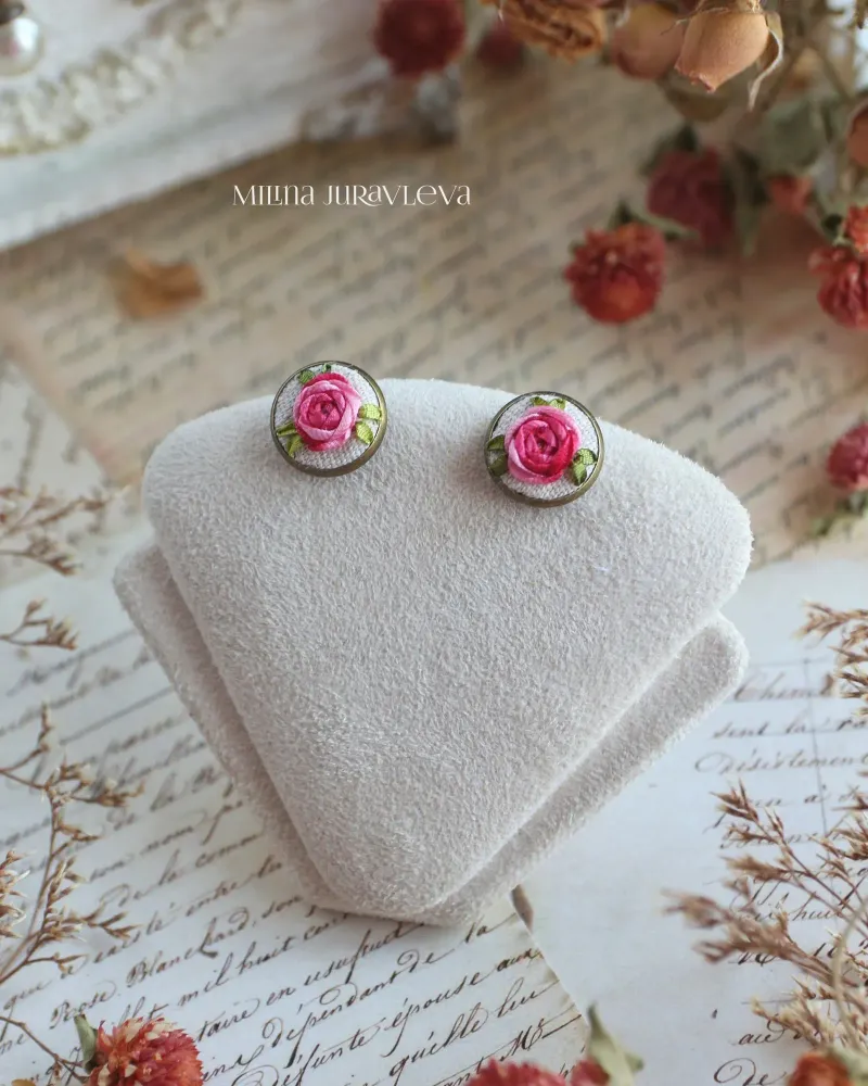Серьги-гвоздики с микровышивкой лентами, белые — Белые