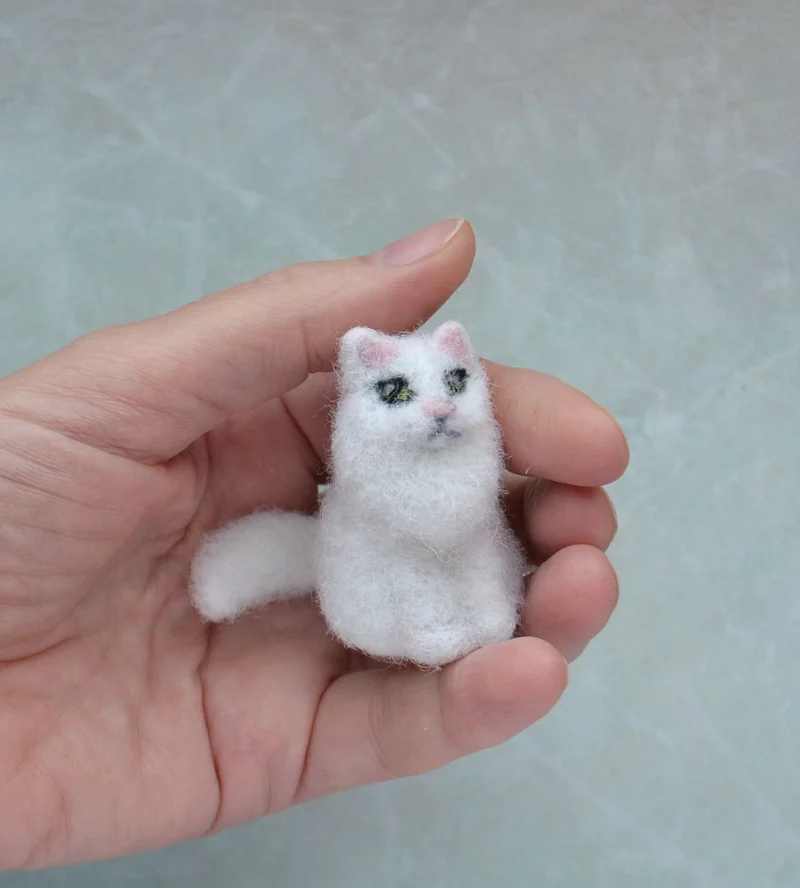 Валяный белый котенок интерьерная игрушка для кукольного домика