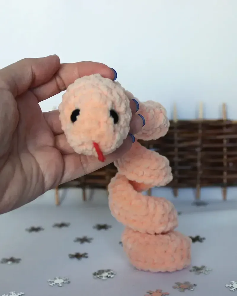 Мягкая вязаная игрушка Змея — Персиковый