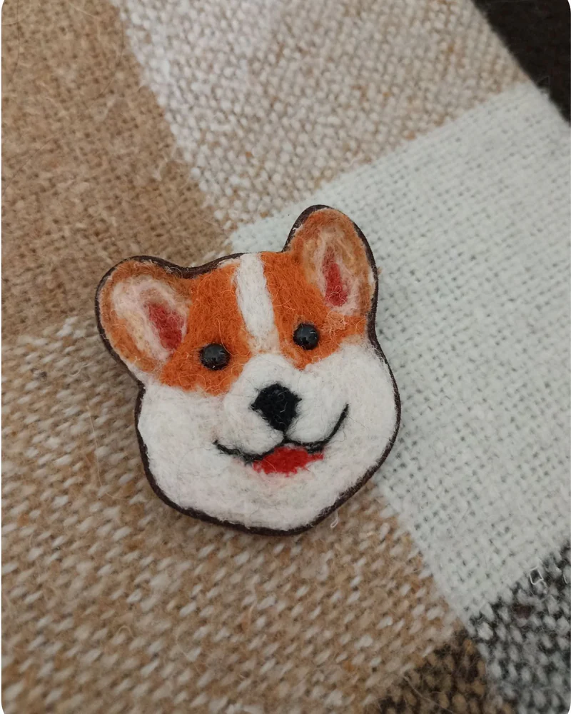 Брошь из шерсти «Корги» — Основной вариант
