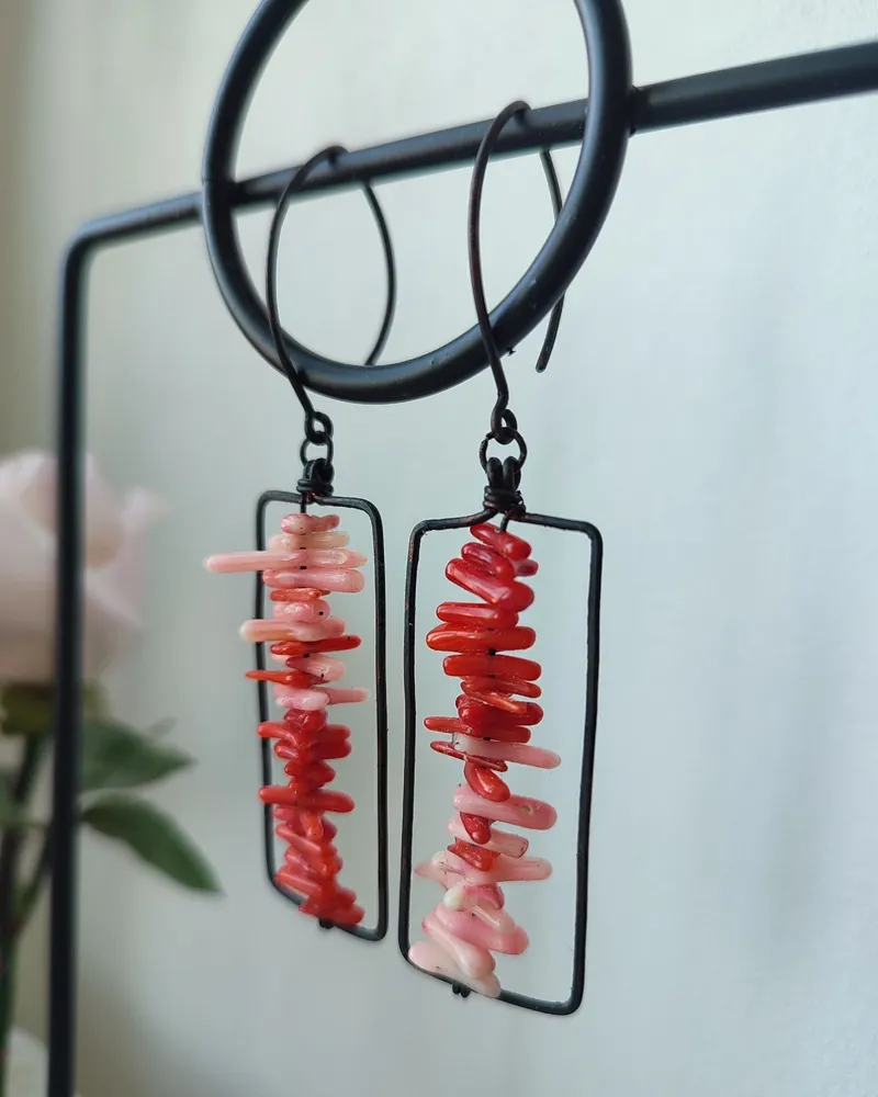 Серьги ручной работы из меди с кораллами