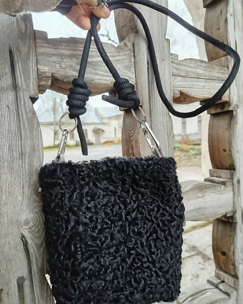 Сумка на шнуре меховая каракуль — Чёрный