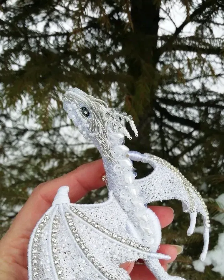 Брошь «Ice Dragon», белая — Основной