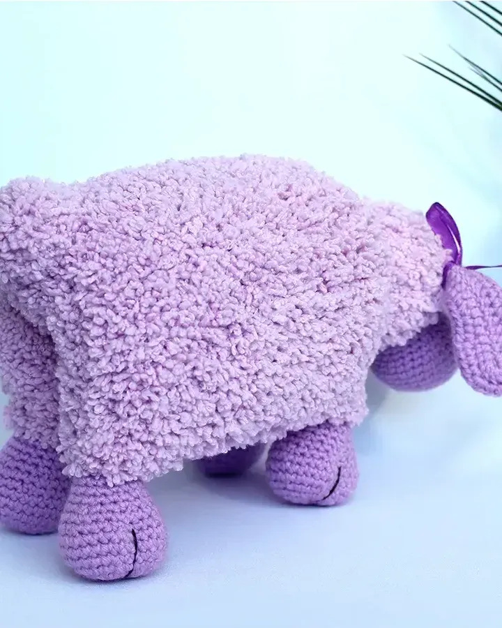 Вязаная игрушка-подушка «Овечка» — Сиреневый