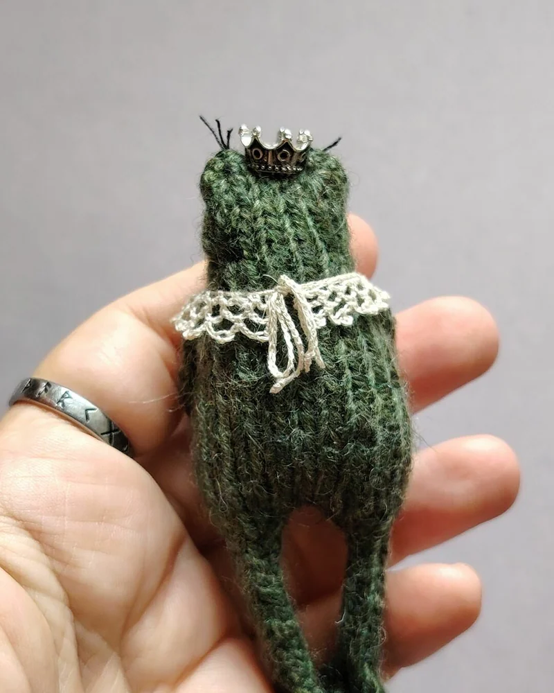 Зелёная вязаная лягушка с короной