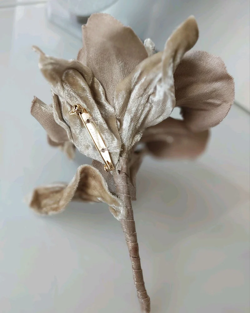 Цветок брошь ручной работы. Серо кофейный оттенок