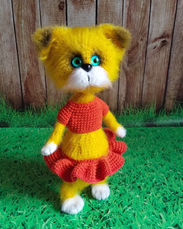 Игрушка интерьерная ручной работы, вязаная кошка в юбке,14+